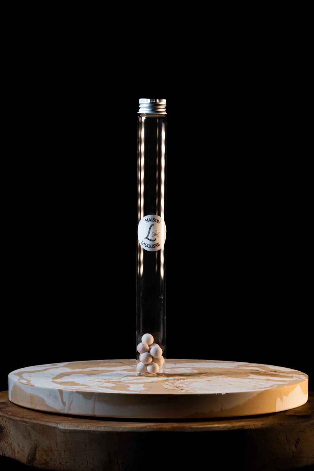 Accessoire gourmet Maison Lagousse : tube de conservation élégant pour préserver les arômes des gousses de vanille Bourbon de Madagascar