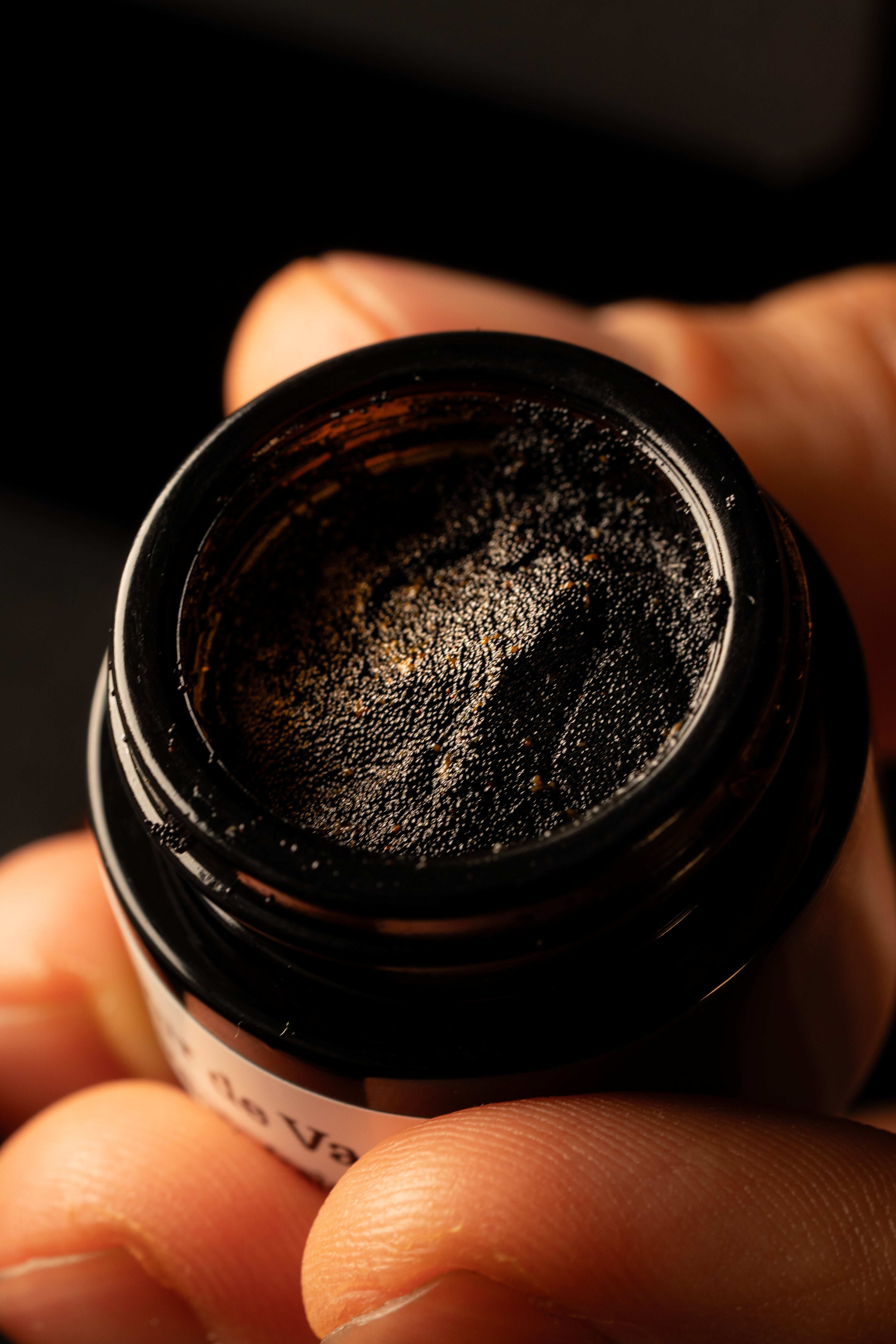 Gros plan sur un pot de caviar de vanille Bourbon de Madagascar – 100% graines fraîches