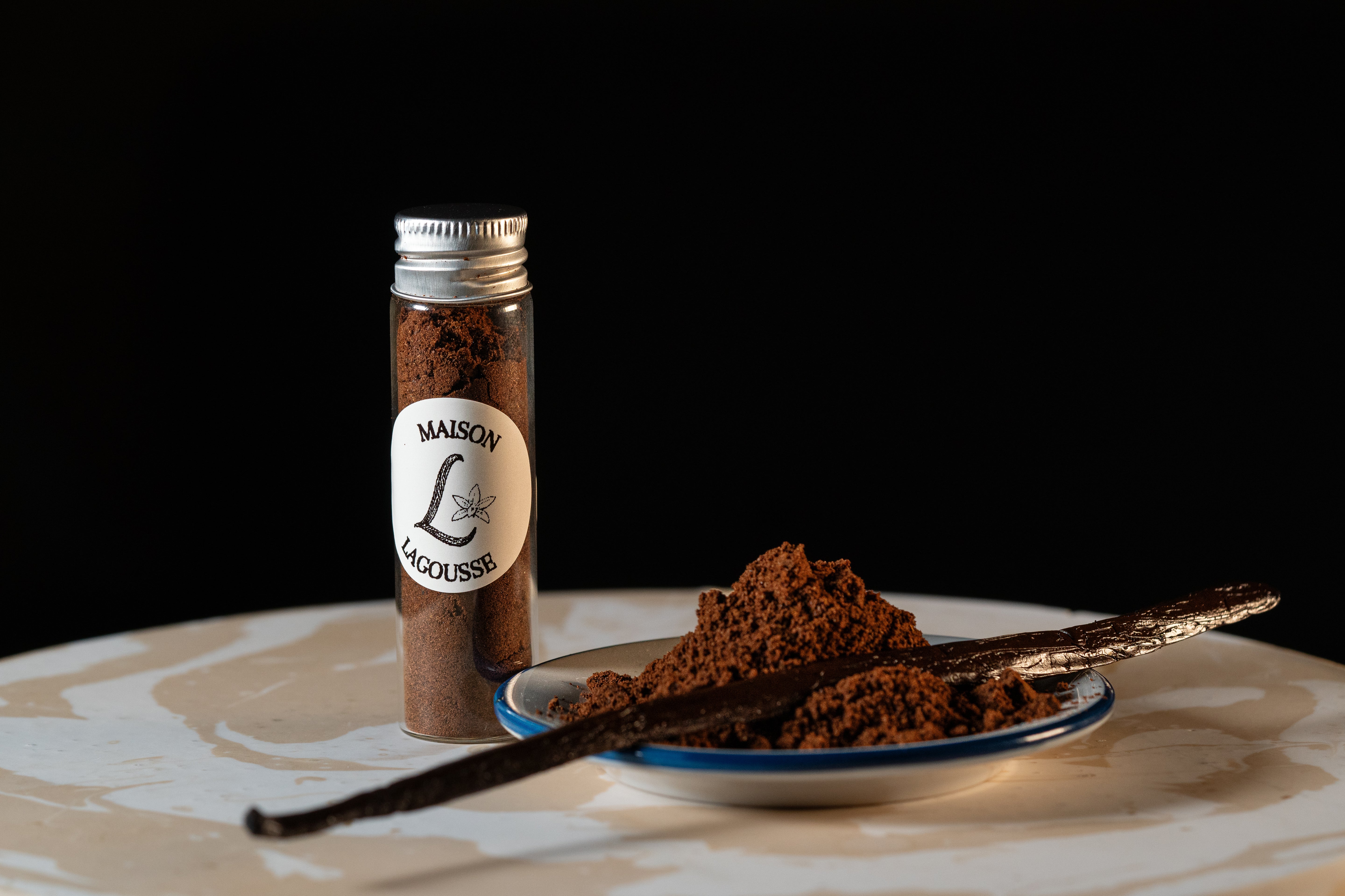 Tube de poudre de vanille Bourbon de Madagascar Maison Lagousse avec assiette et gousse entière